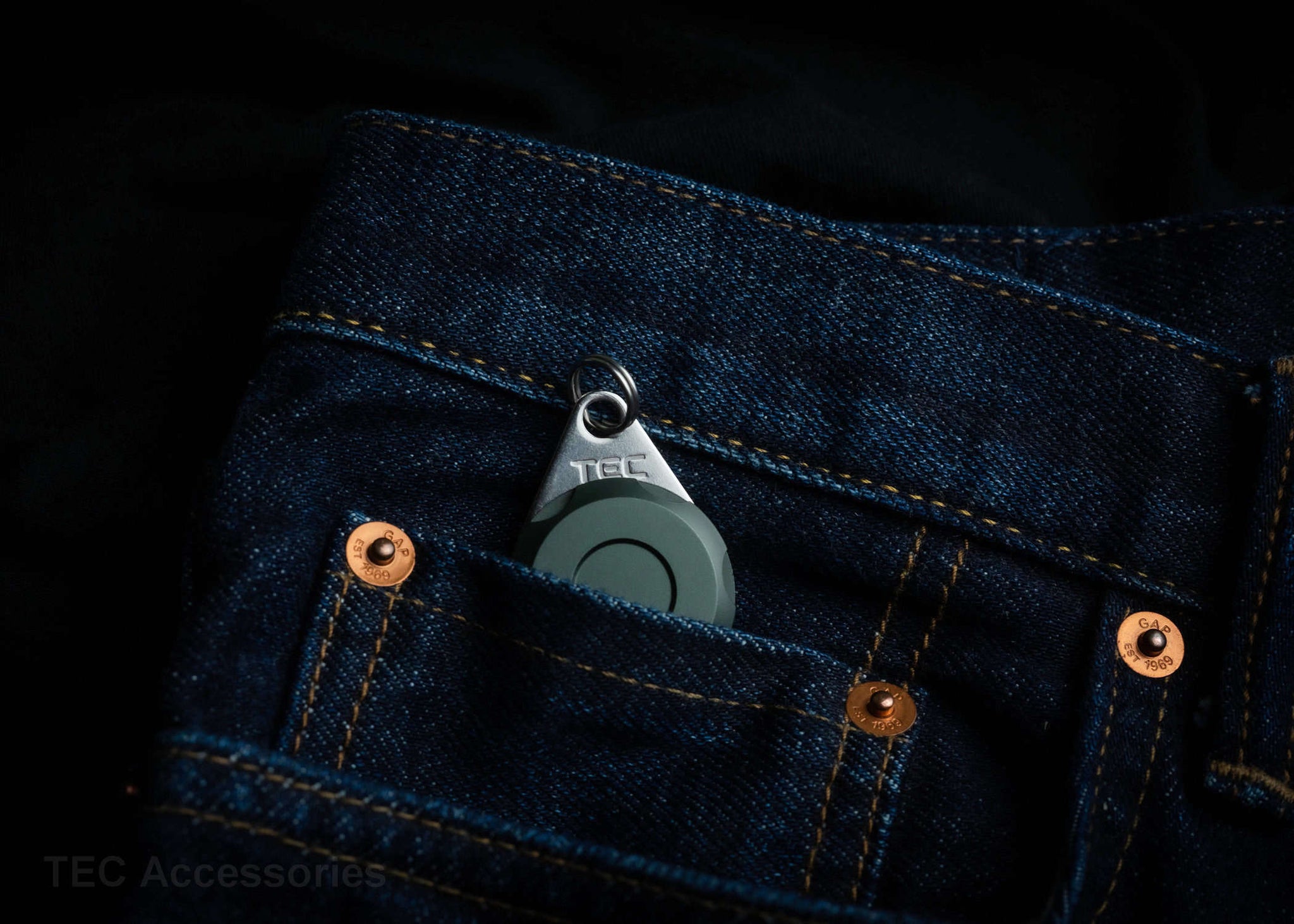 Micro-Vault in jeans pocket